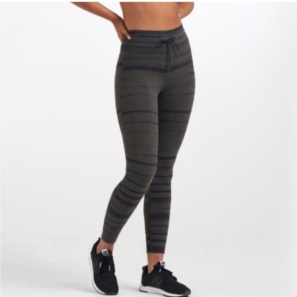 Vuori NWT daily legging sz small dark oregano shibori stripe